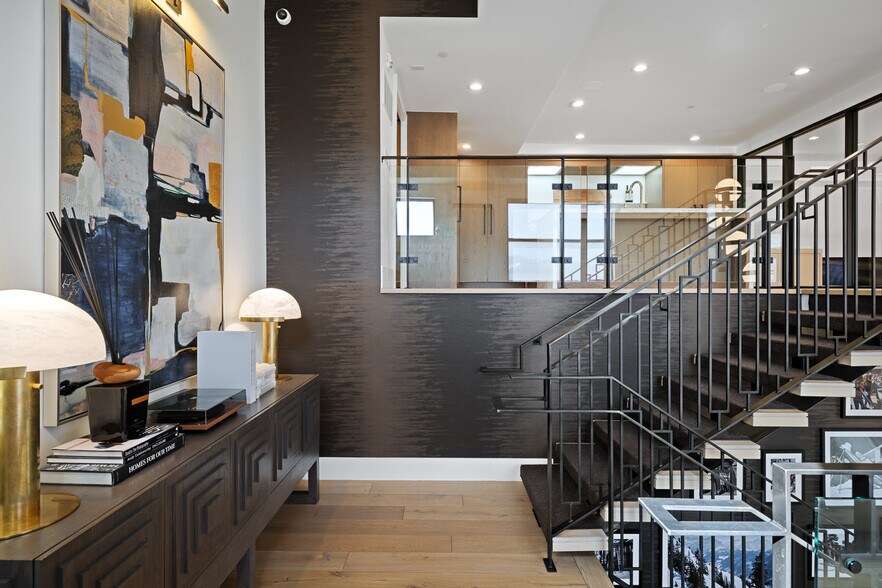 More Photos Of 4554 Forestdale Dr, Park City Showroom For Lease