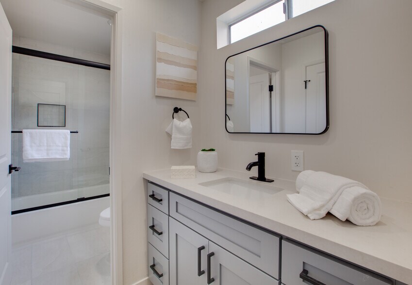 More Photos Of 1922 Canal St, Venice Apartments For Sale