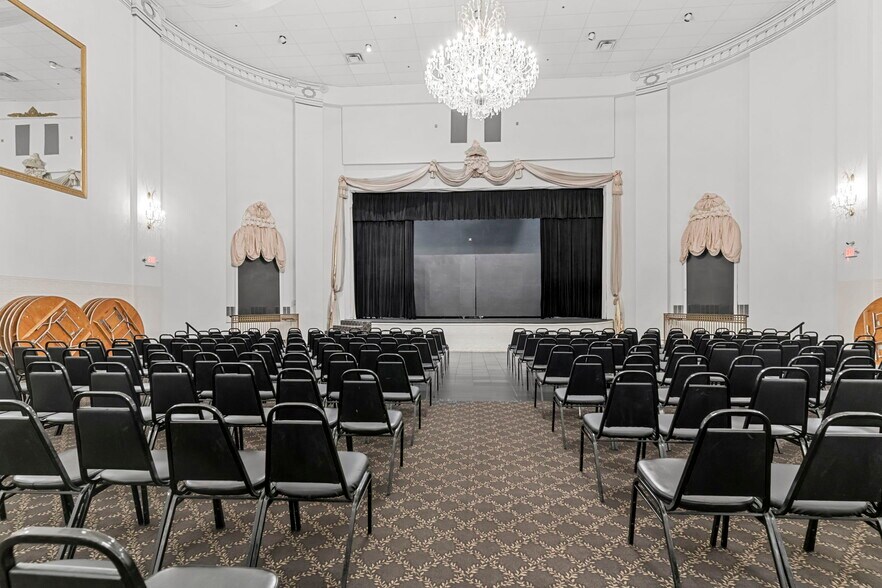More Photos Of 138 E Market St, New Albany Lodge Meeting Hall For Sale