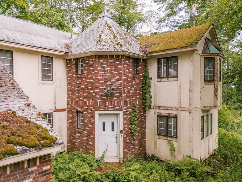 More Photos Of 37-60 Blackburn Rd, Selkirk Apartments For Sale