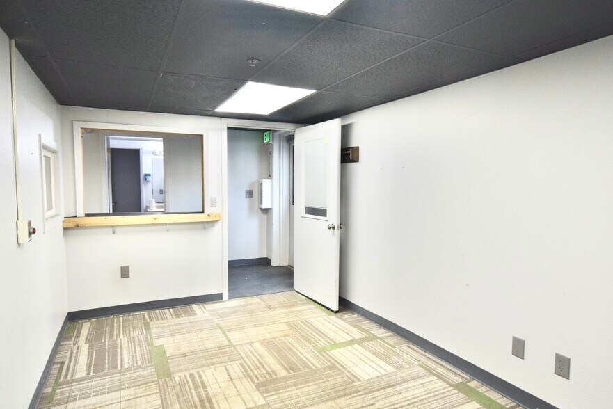 More Photos Of 2200 SE Mailwell Dr, Milwaukie Warehouse For Lease