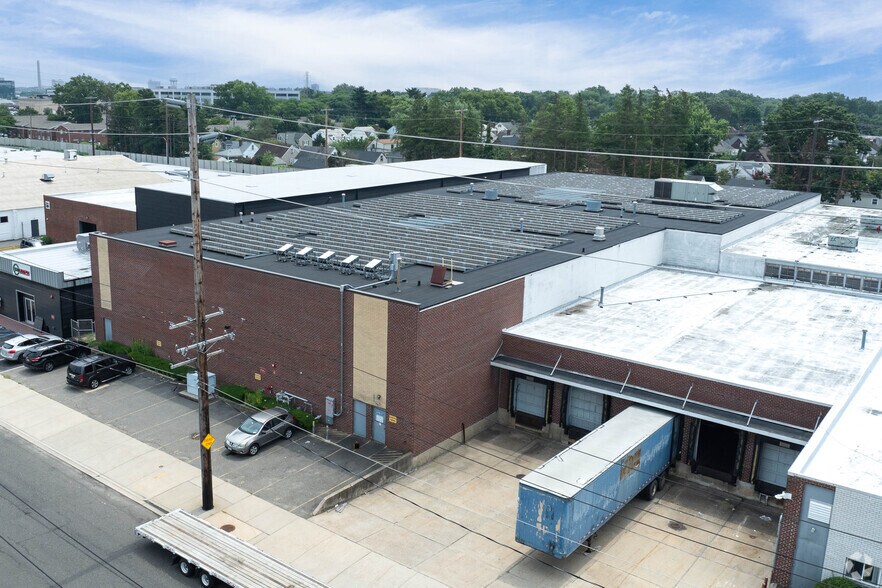 More Photos Of 11 E 2nd St, Mineola Warehouse For Lease