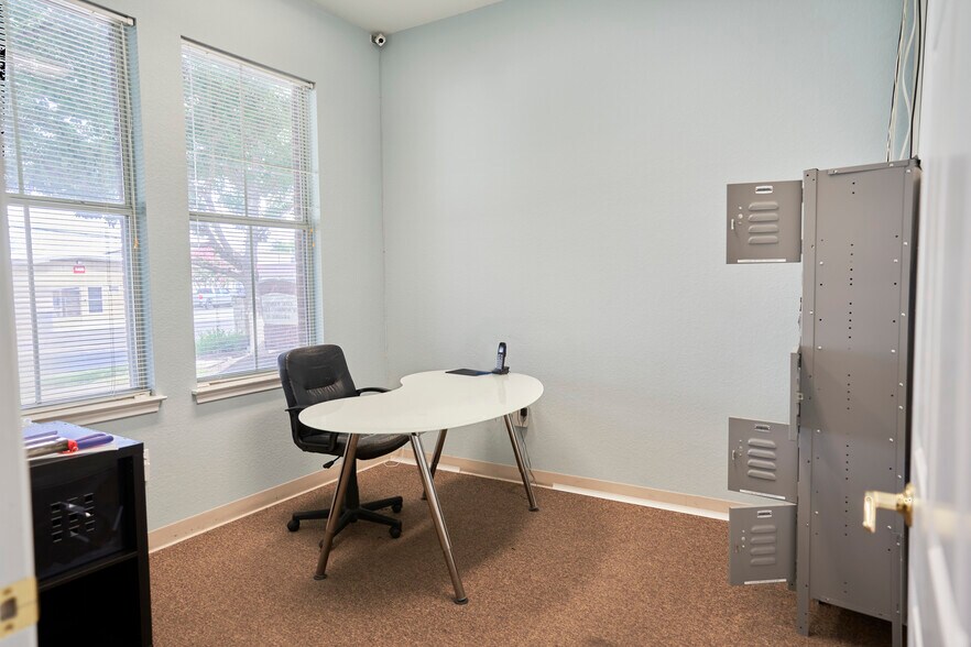 More Photos Of 1311 Chisholm Trail Rd, Round Rock Office For Lease