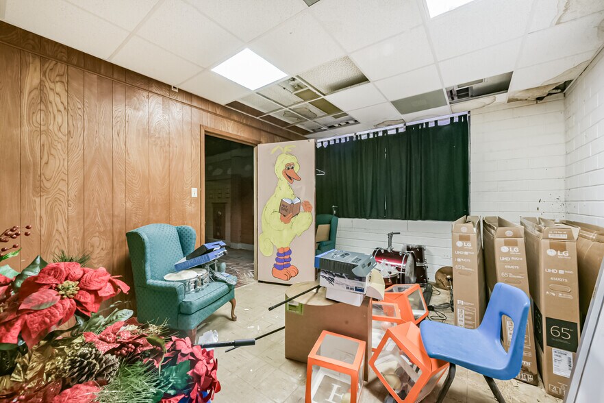 More Photos Of 130 S 4th St, La Porte General Retail For Sale