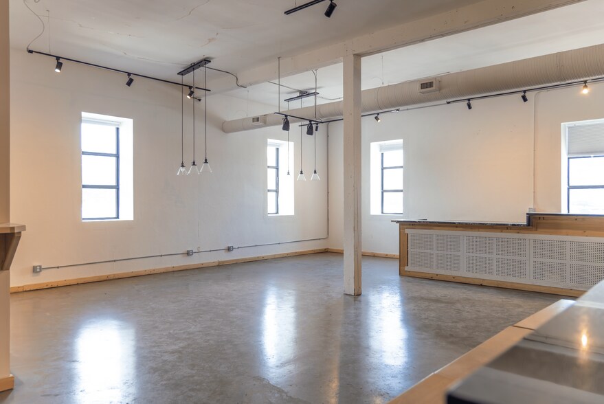 More Photos Of 417 Riverfront Av SE, Calgary Restaurant For Lease