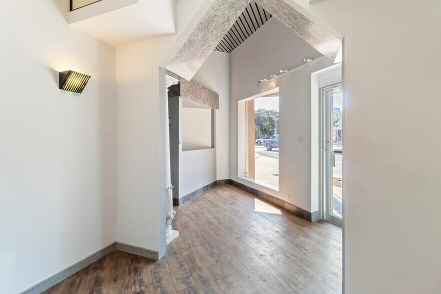More Photos Of 106 E 26th St, Bryan Office For Lease