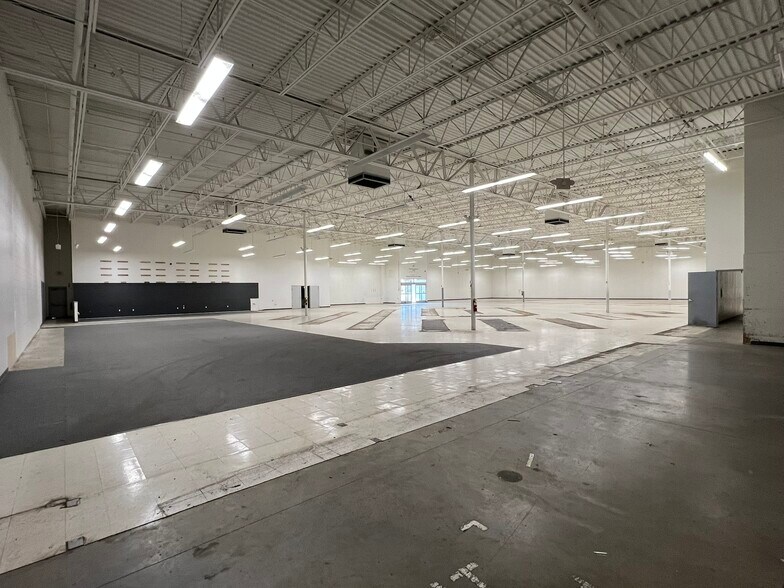 More Photos Of 3632 S Scatterfield Rd, Anderson Freestanding For Lease