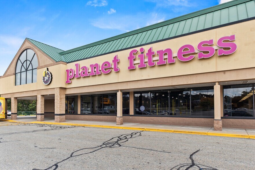More Photos Of 1776-1820 Plainfield Pike, Cranston Unknown For Lease