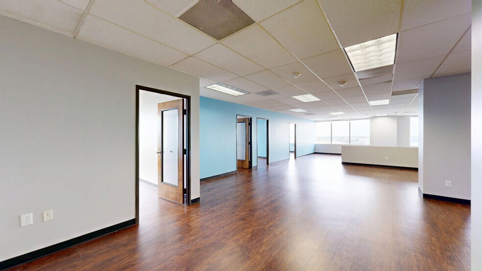 More Photos Of 1111 W Mockingbird Ln, Dallas Office For Sale