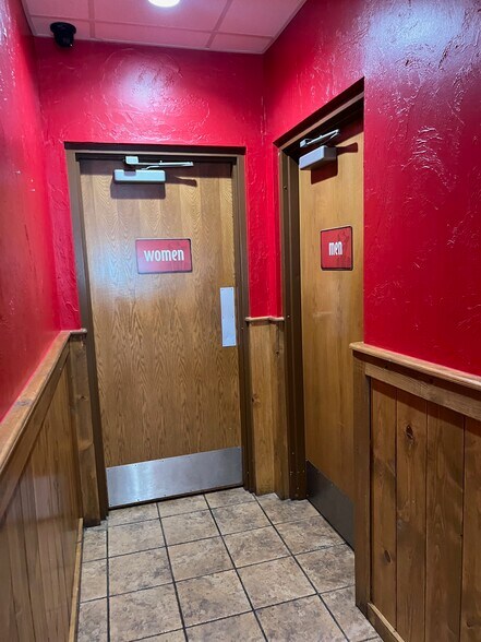 More Photos Of 10811 NE 23rd St, Spencer Restaurant For Lease