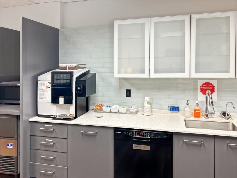 More Photos Of 10451 Mill Run Cir, Owings Mills Coworking Space