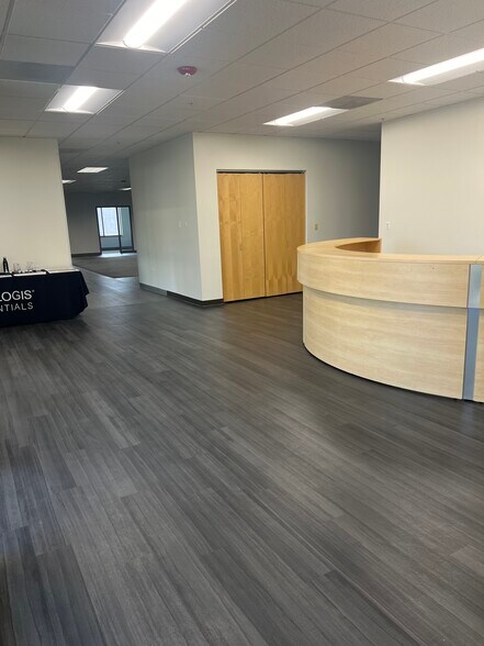 More Photos Of 250 S Gary Ave, Carol Stream Distribution For Lease