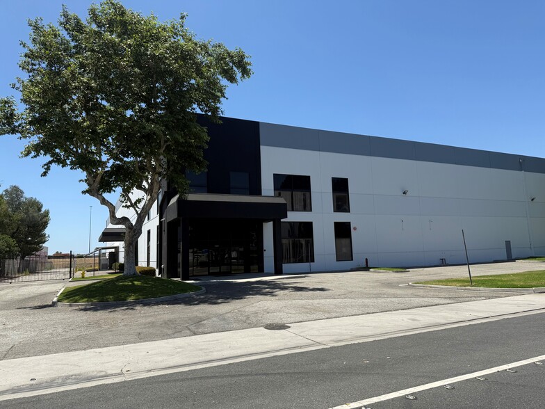 More Photos Of 14001-14003 Orange Ave, Paramount Warehouse For Lease
