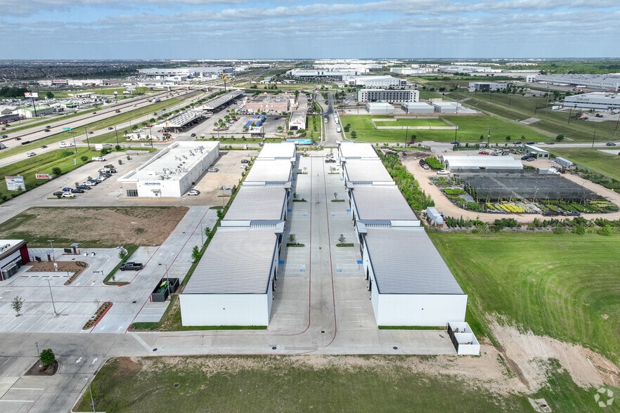 More Photos Of 282 Bucees Blvd, Katy Unknown For Lease