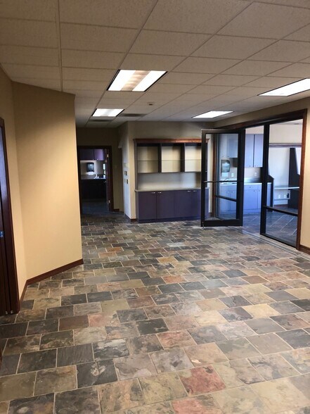 More Photos Of 1045 W Columbia Dr, Kennewick Storefront Retail Office For Sale