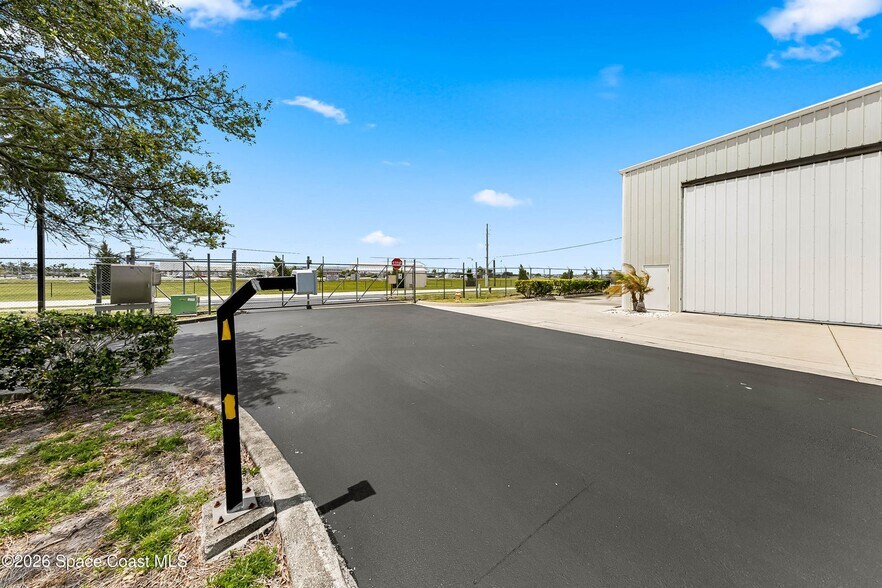 More Photos Of 805 Tower Access Rd, Melbourne Airplane Hangar For Sale