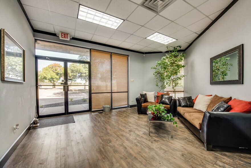 More Photos Of 400 Centre Park Blvd, DeSoto Light Manufacturing For Sale