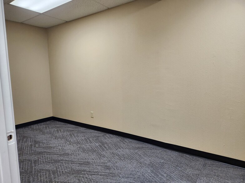 More Photos Of 10221 Desert Sands St, San Antonio Unknown For Lease