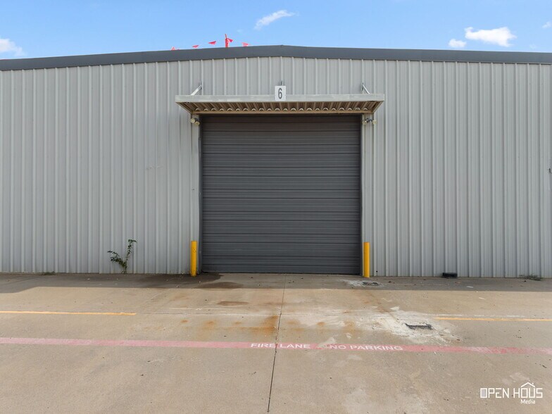 More Photos Of 2701 Southridge Dr, Wichita Falls Distribution For Lease