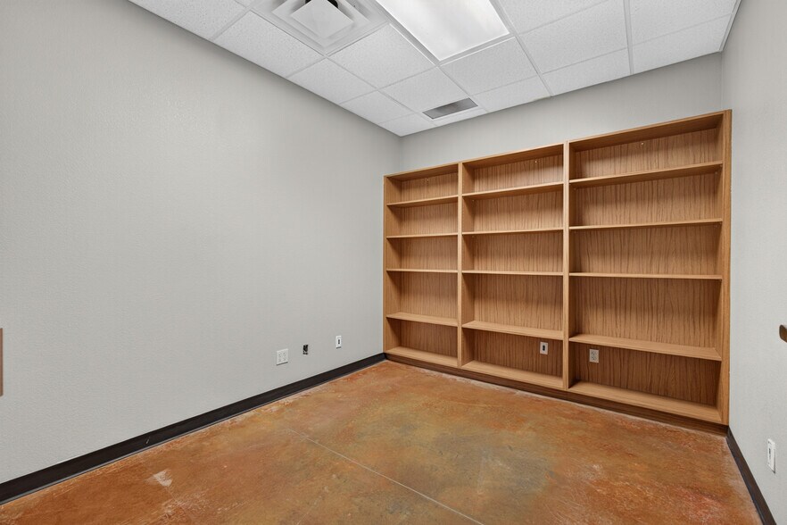 More Photos Of 906 S Eastern Ave, Elk City Warehouse For Sale