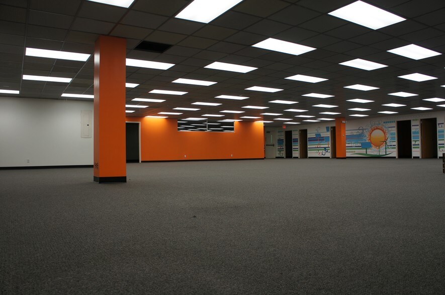 More Photos Of 2400 Industrial Ln, Broomfield Showroom For Lease