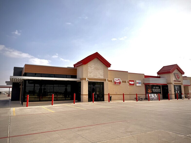 Primary Photo Of 2171 E Slaton Rd, Lubbock Service Station For Lease