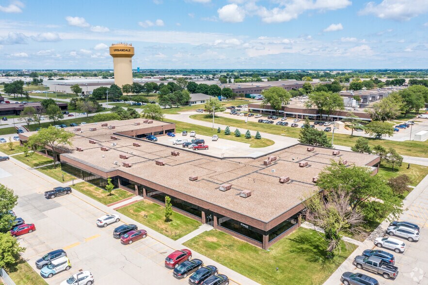 More Photos Of 4300-4398 NW 114th St, Urbandale Flex For Lease