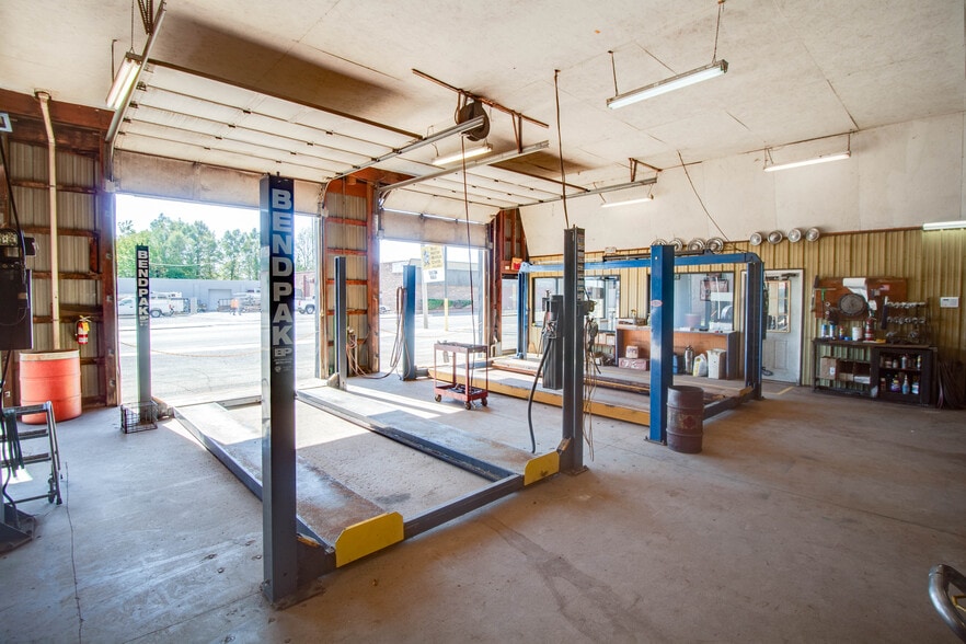 More Photos Of 808 E Broadway, Alton Specialty For Sale