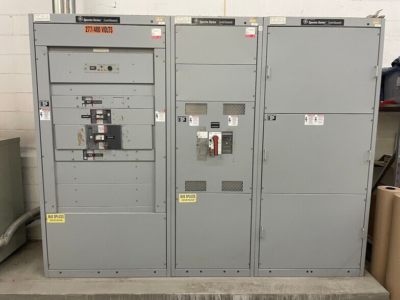 More Photos Of 4454-4458 S 67th St, Omaha Distribution For Lease