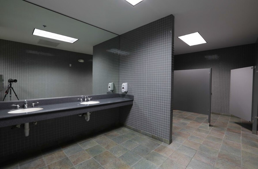 More Photos Of 16503 Air Center Blvd, Houston Unknown For Lease