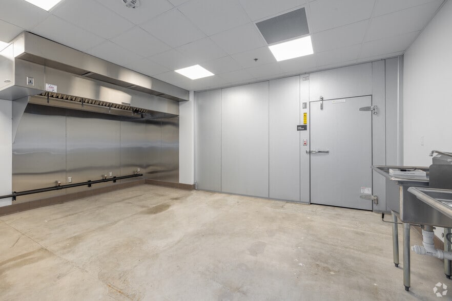 More Photos Of 427 Lombrano St, San Antonio Manufacturing For Lease