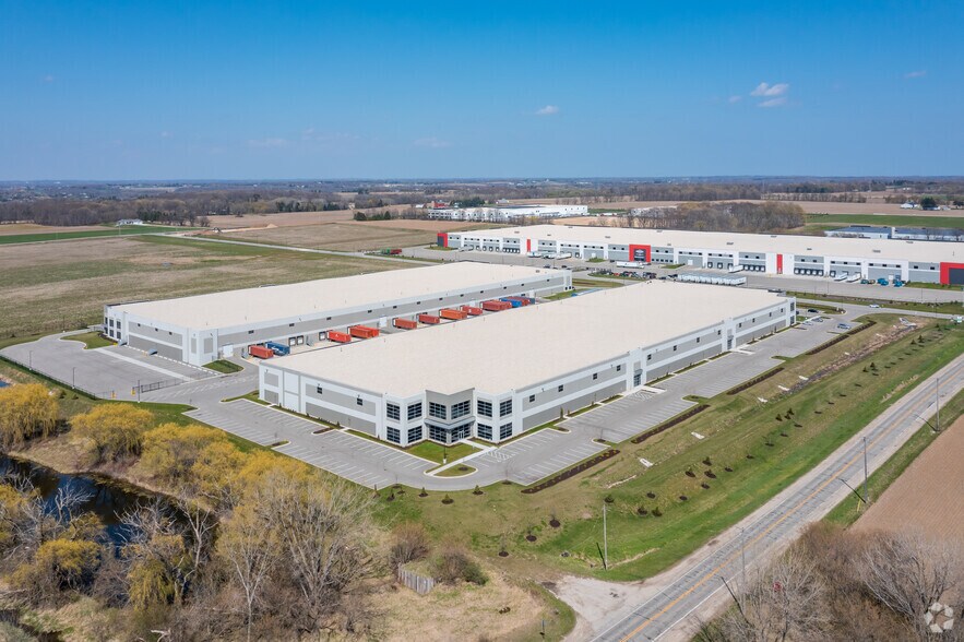 More Photos Of W210N12805 Gateway Xing, Germantown Distribution For Lease