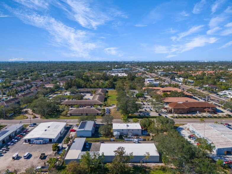 More Photos Of 3945 Sawyer Rd, Sarasota Self Storage For Lease