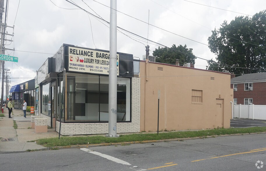 More Photos Of 451 Old Country Rd, Westbury Storefront For Lease