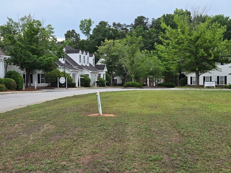 More Photos Of 140 Howard Ln, Fayetteville Office For Sale