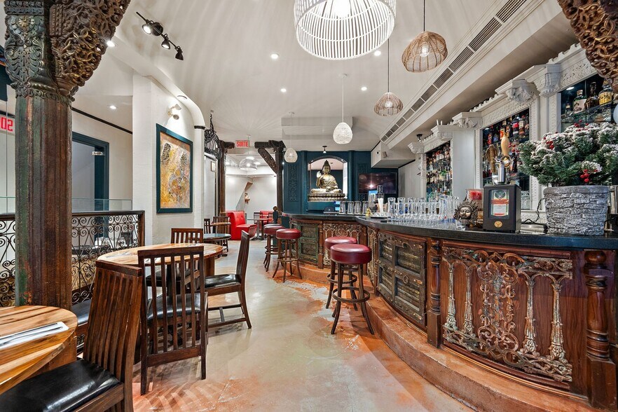 More Photos Of 1450 Rue Crescent, Montréal Restaurant For Lease