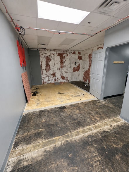 More Photos Of 9876 Main St, Woodstock Flex For Sale
