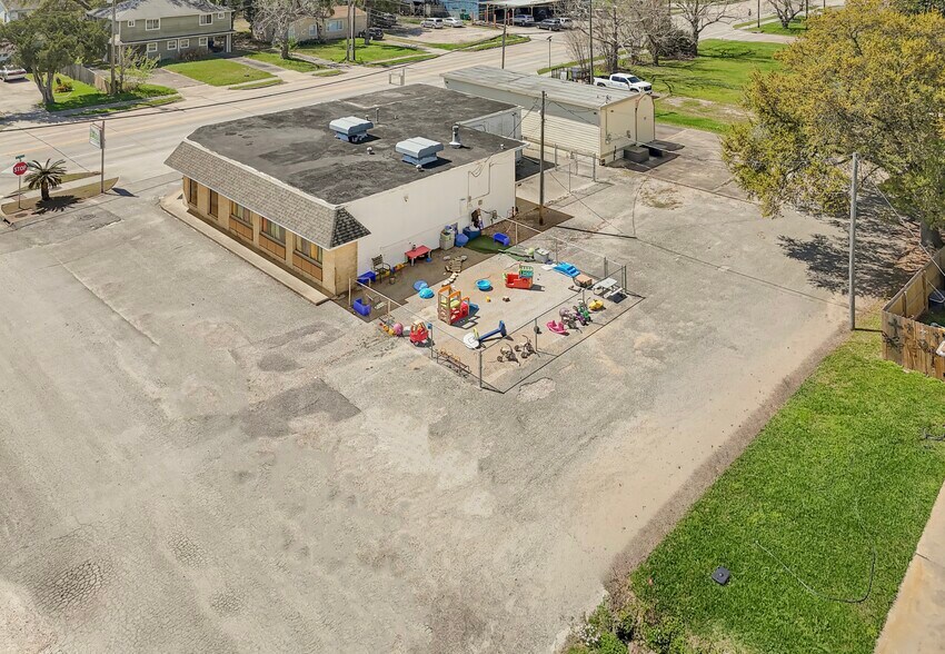 More Photos Of 2000 Cedar Dr, La Marque Freestanding For Sale