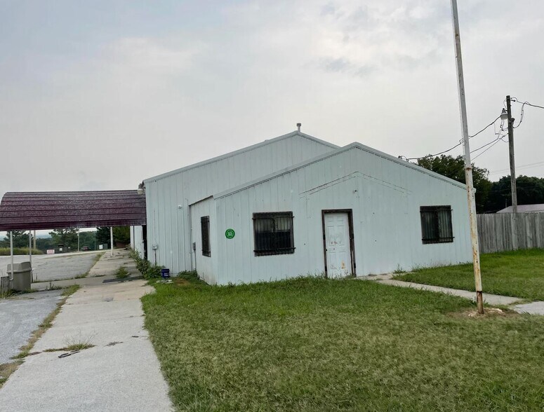 More Photos Of Hwys 59 & 10, Grove Restaurant For Sale