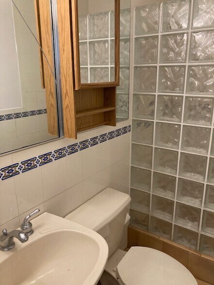 More Photos Of 4044 NE 5th Ter, Oakland Park Warehouse For Lease