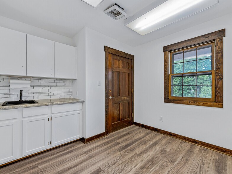 More Photos Of 5 Doctors Park, Asheville Medical For Lease