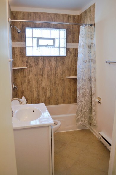 More Photos Of 1039 Sheridan Rd, Winthrop Harbor Apartments For Sale