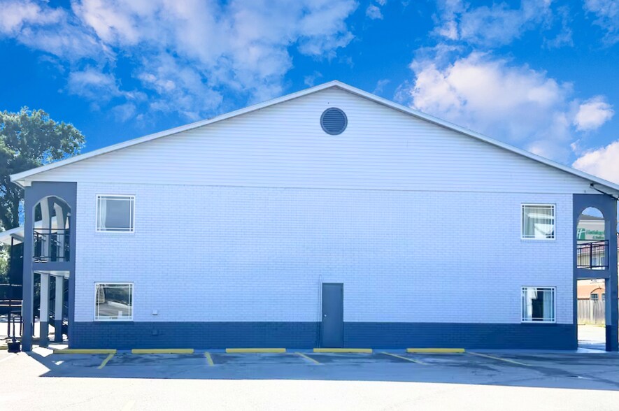 More Photos Of 2111 NW Evangeline Trwy, Lafayette Hotel For Sale
