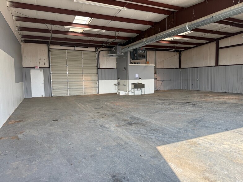 More Photos Of 1101-1109 Industrial Dr, Yukon Service For Lease