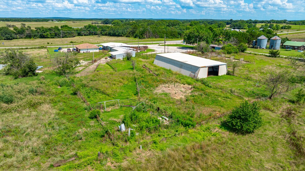 More Photos Of 1853 S Broadway St, Coalgate Flex For Sale