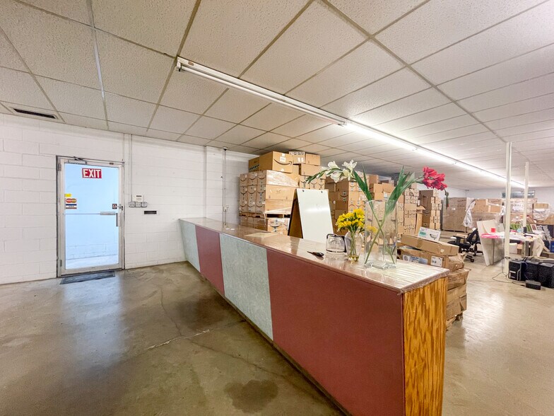 More Photos Of 2303 SE 14th St, Des Moines Warehouse For Lease