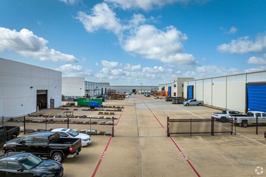 More Photos Of 5655 W Sam Houston Pky N, Houston Unknown For Lease