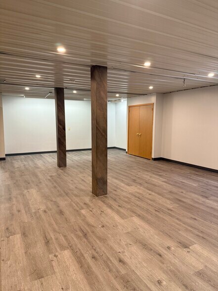 More Photos Of 1542 Industrial Dr, Shawano Showroom For Lease