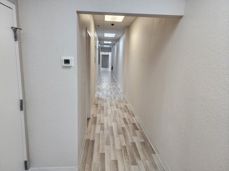 More Photos Of 6881 Kingspointe Pky, Orlando Flex For Lease