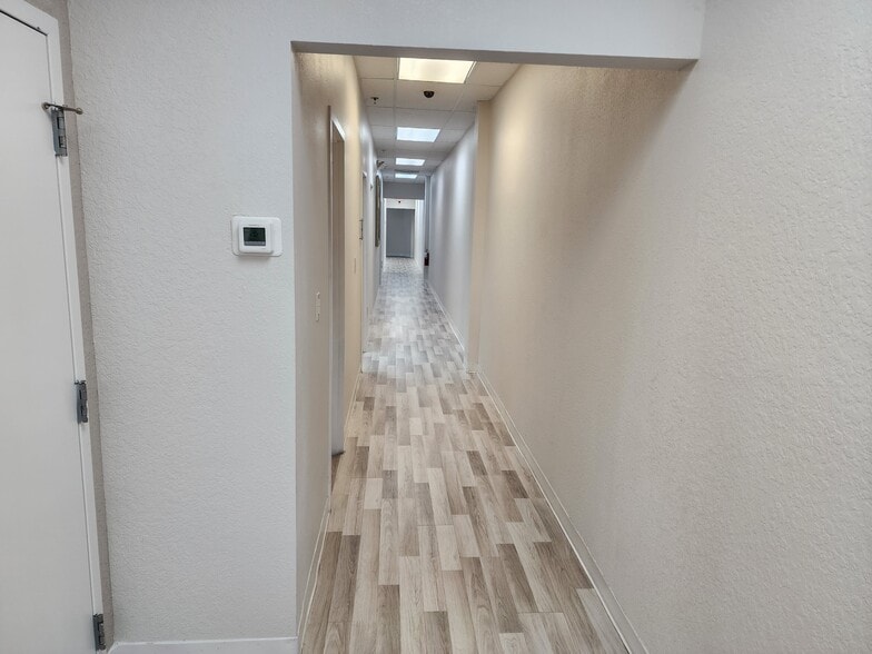 More Photos Of 6881 Kingspointe Pky, Orlando Business Park For Lease